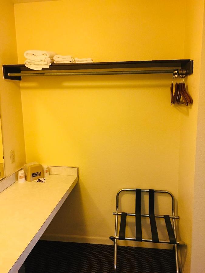 Budget Inn Caravan Motel Harrisonville 外观 照片